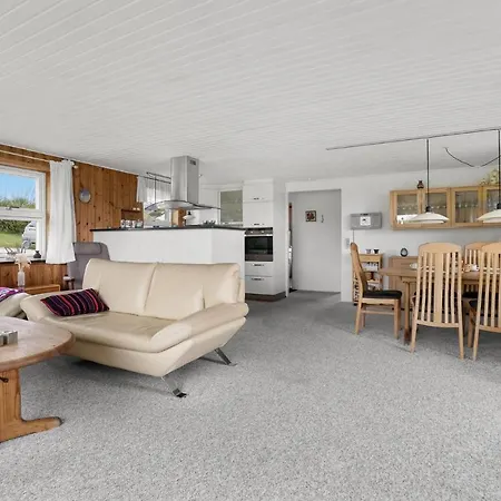 Pet Friendly In With Kitchen *