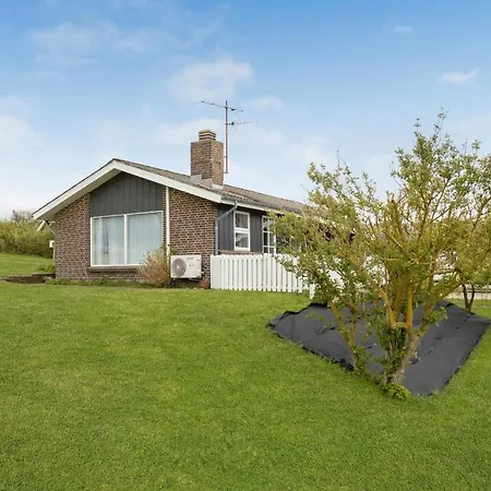 Pet Friendly In With Kitchen
